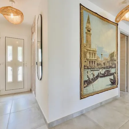 Luxury Seaside Bay